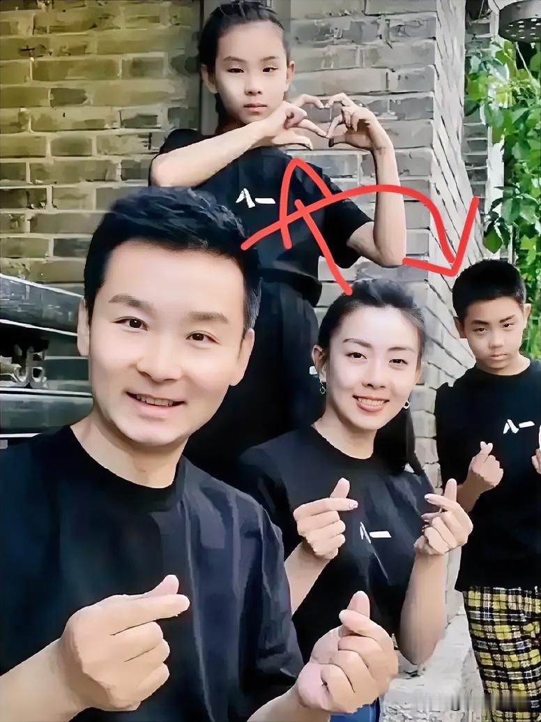 下面照片是歌唱家刘和刚一家四口的合影。基因真的太强大了！刘和刚的儿子像刘和刚，