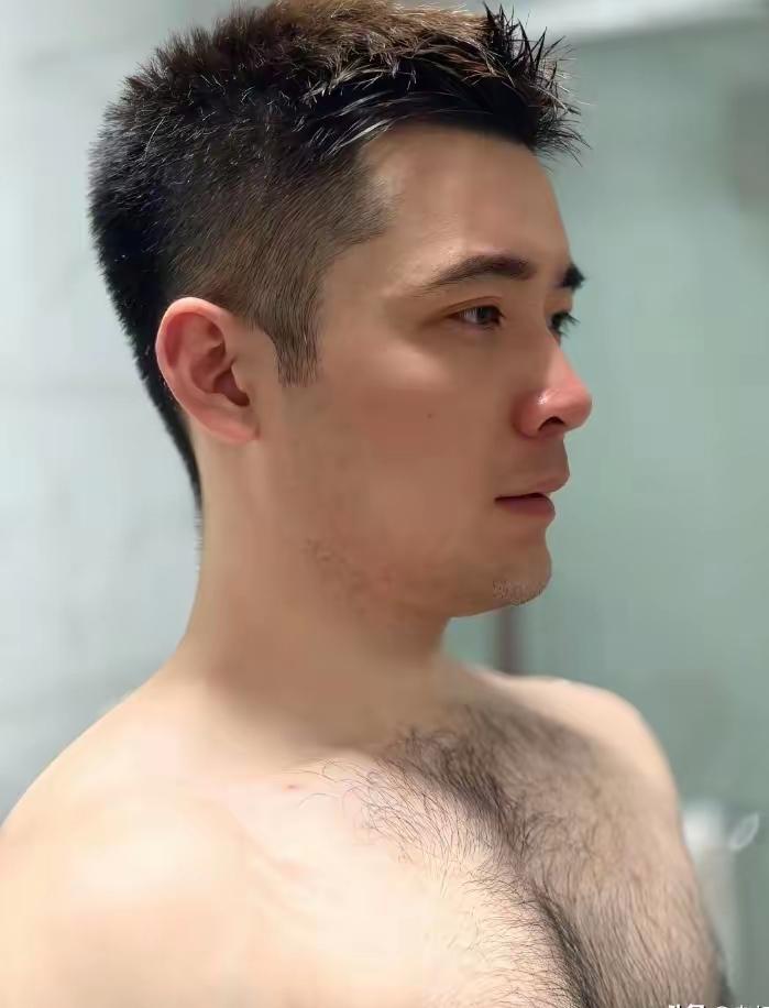 照片一出谁与争峰，只要看到这张照片的肯定会是百分之百的喜欢，帅气的外表，魁梧健硕