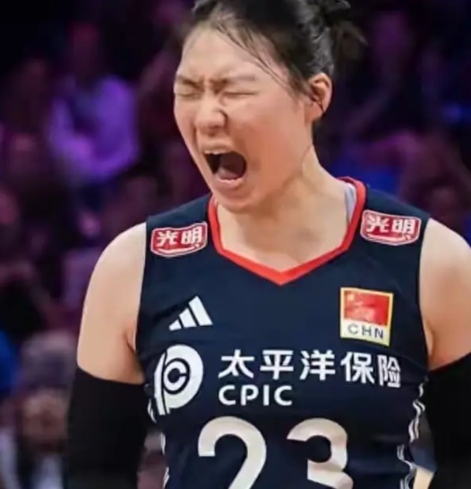 破解张籽萱防守好之谜张籽萱初登成人组国际赛场就一鸣惊人，主业二传排名VNL