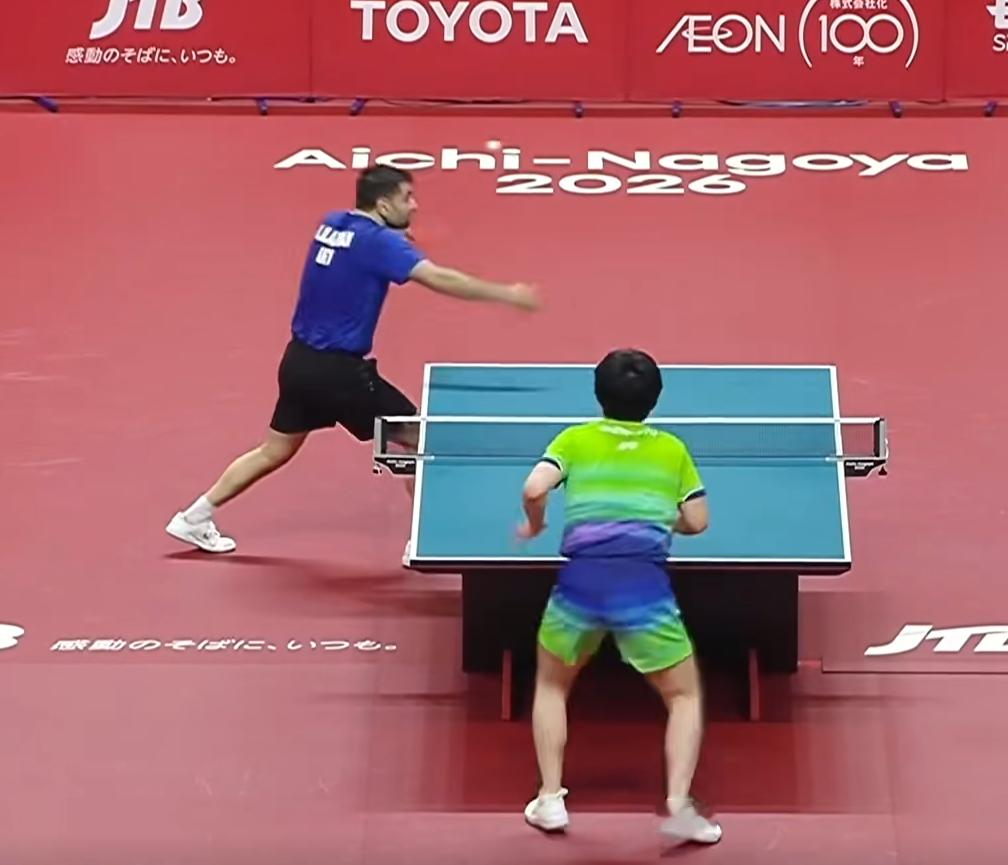 张本智和3:4输给阿拉米杨，居然有人说：阿拉米杨用了遮挡发球？在我看来，这其实是模仿对轰。昨天我在王