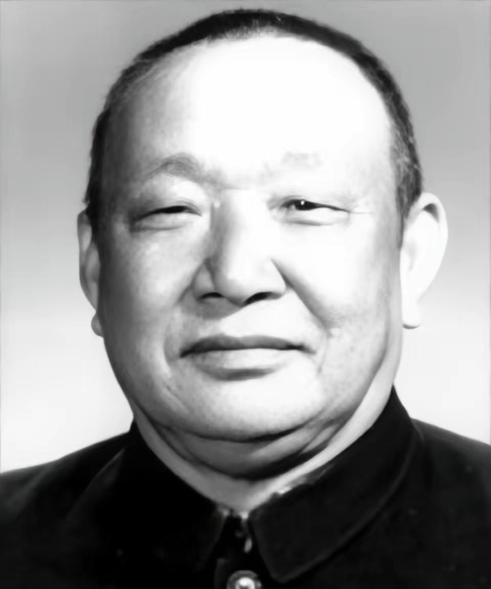 他叫张冲，云南人，是国民党陆军中将。公开场合喊过“剿共”，背地里却偷偷给红军送药