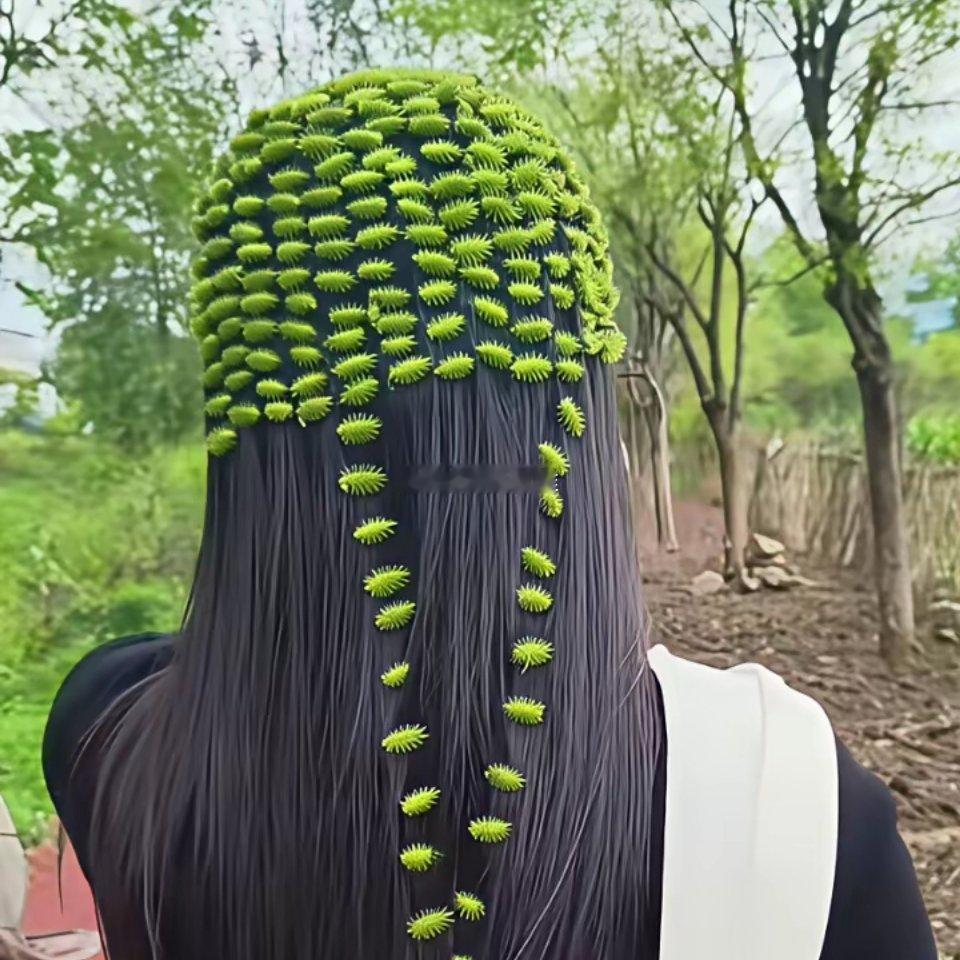 闺蜜帮女子带上苍耳发套女子夸闺蜜是个人才，带上还真好看​​​