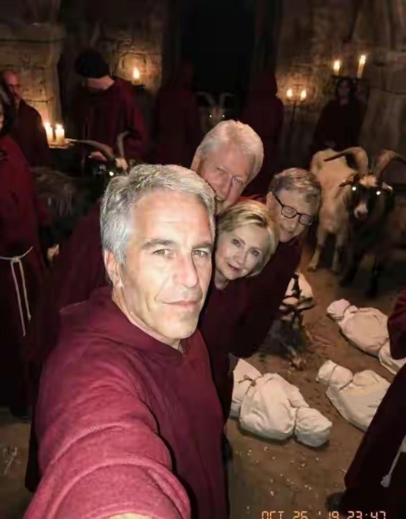 这些达官贵人在做什么，地板上白色包装是啥？有谁知道