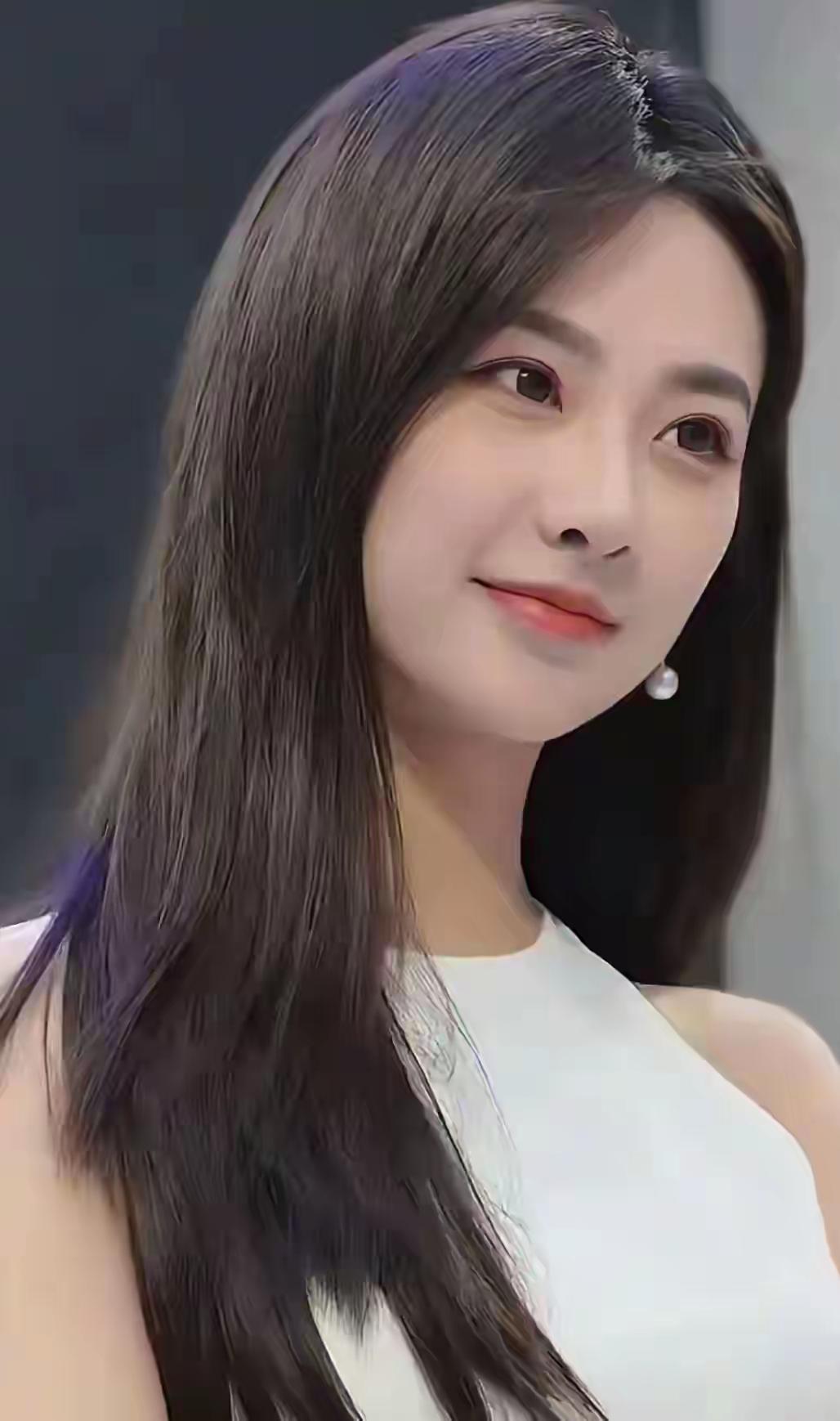 温柔甜美的微笑，优雅的长发，简约的白色连衣裙，散发着迷人的魅力。什么样子的女人才