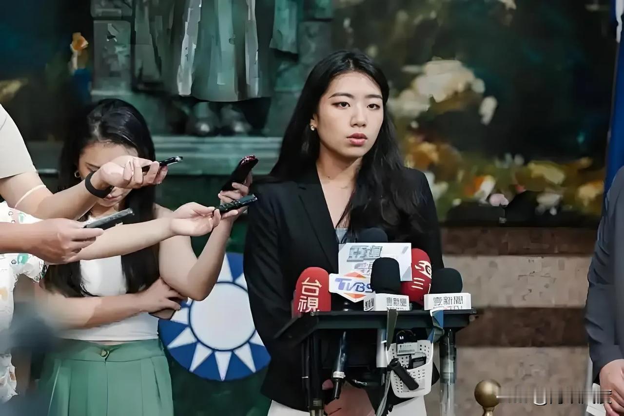 绿营送“核水”自打脸，杨智伃一口干碾压何圣文，网友群嘲：根本没敢到储存场，赖清德