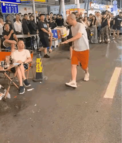 这光头男是来搭救李欣莳的吗？告诉全世界，在崇洋媚外这条赛道上，不光是中国女人，中