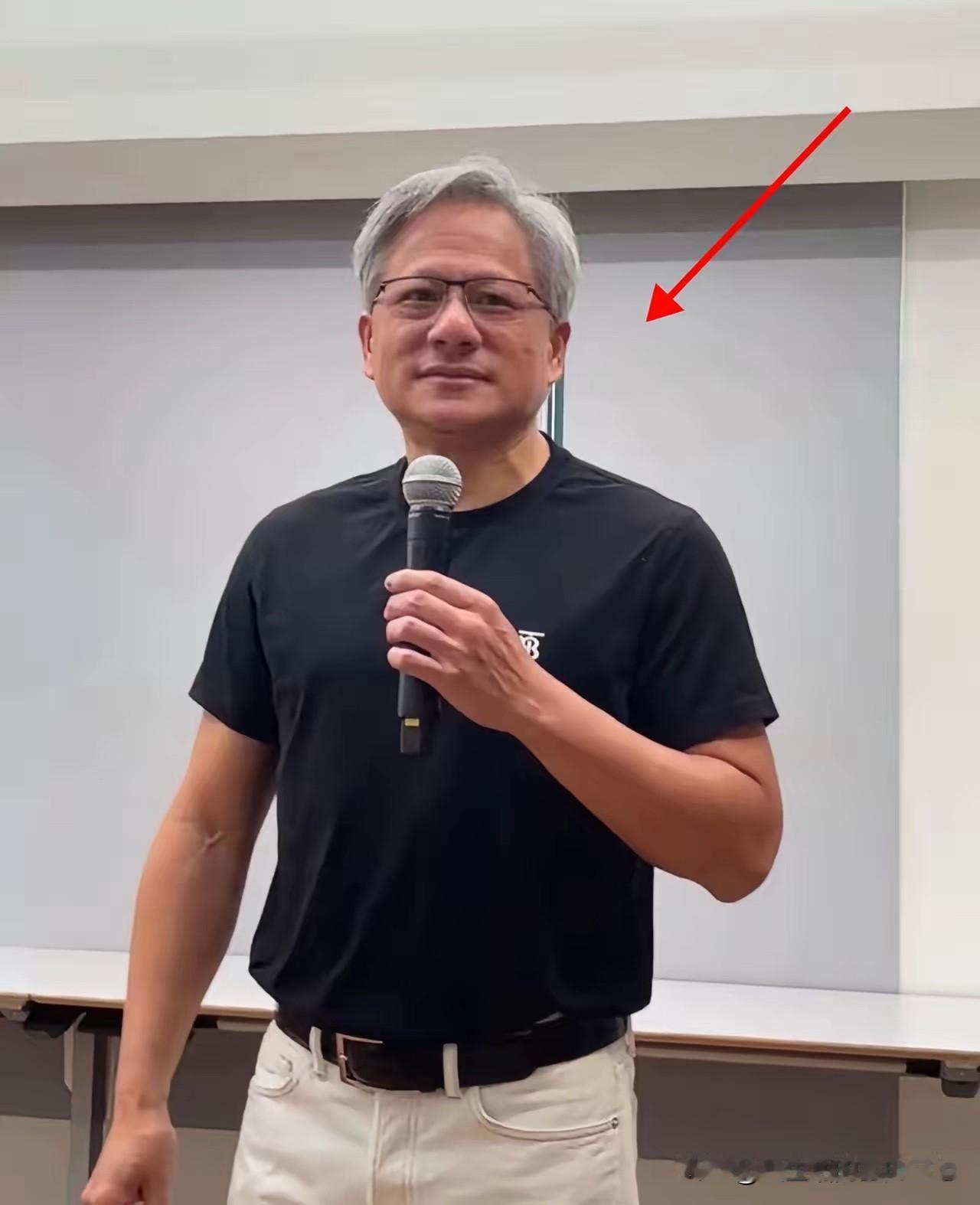 最近被英伟达黄仁勋锁屏了这次特朗普访华，和他同机的除了马斯克，另外一个商业精英