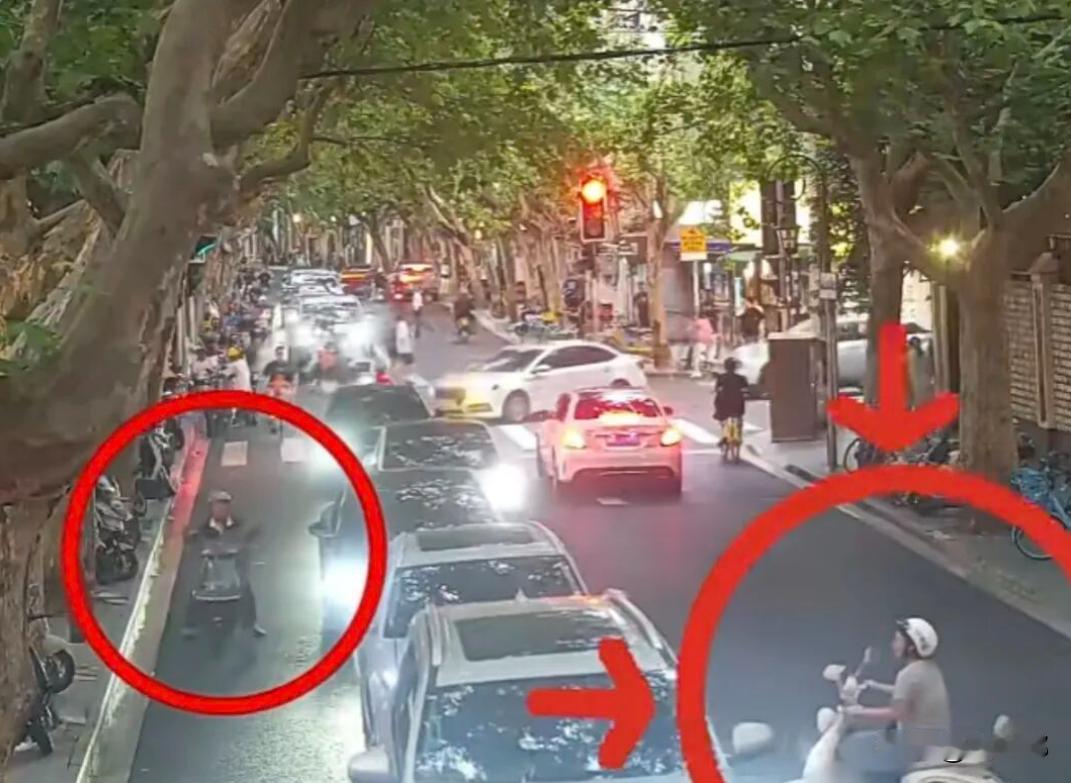 “大快人心！”上海，一女子趁车流等红绿灯时，骑着电瓶车横穿马路，一辆正常直行的电