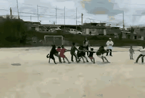 果然是狗队友呀，越帮越忙，越帮越输。操场上，老师组织学生拔河比赛，对阵两方势均