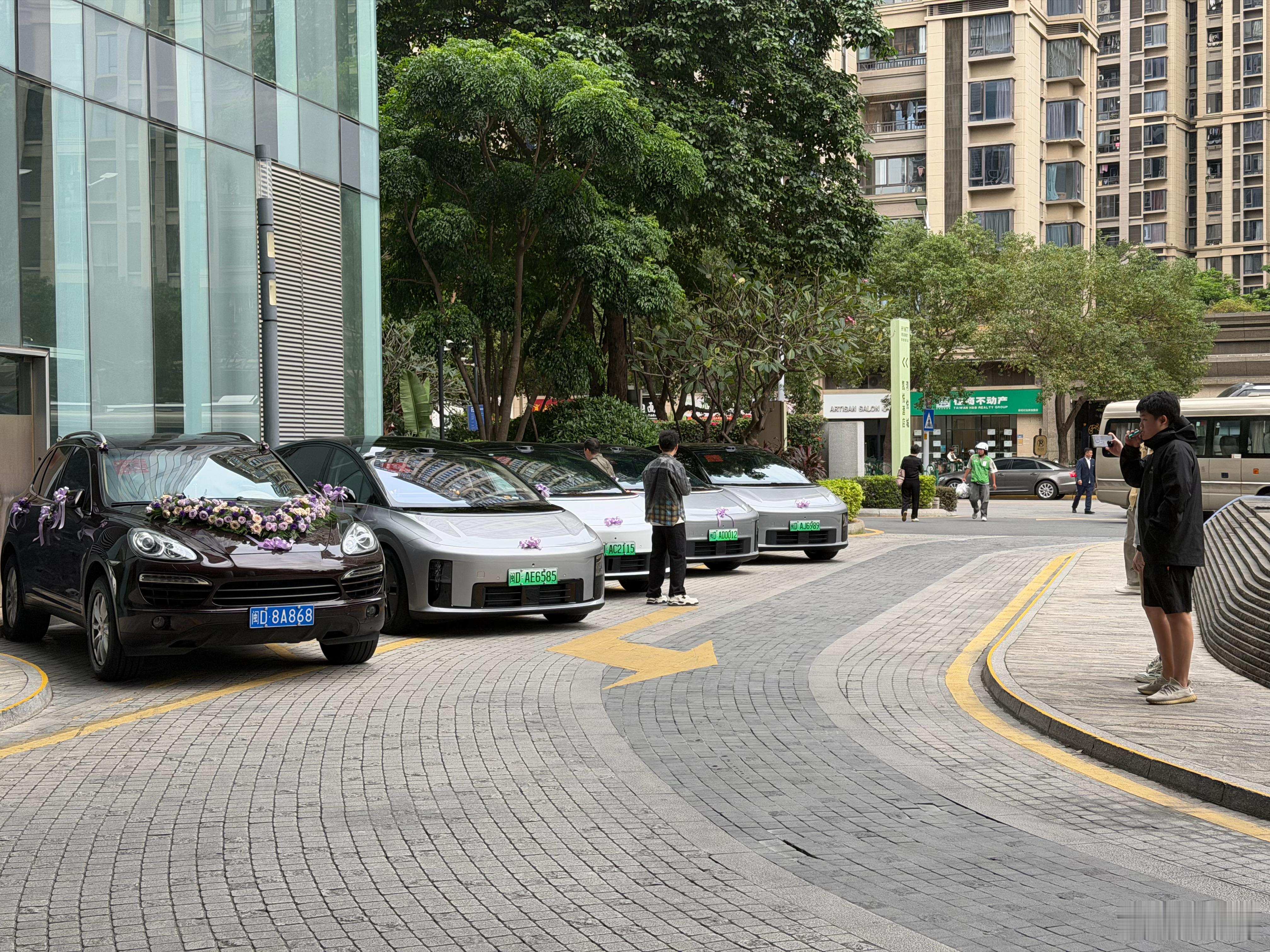 一大早在酒店楼下看到了理想i6的婚车队………你别说，气场还挺足的，头车的保时捷卡