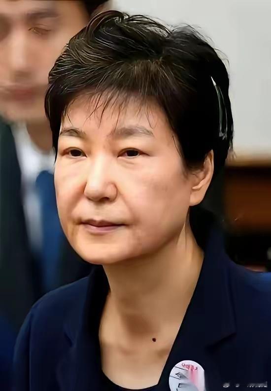 韩国政坛，真是杀疯了。前脚，前总统尹锡悦刚被法官一锤子砸下个“无期徒刑”。后脚，