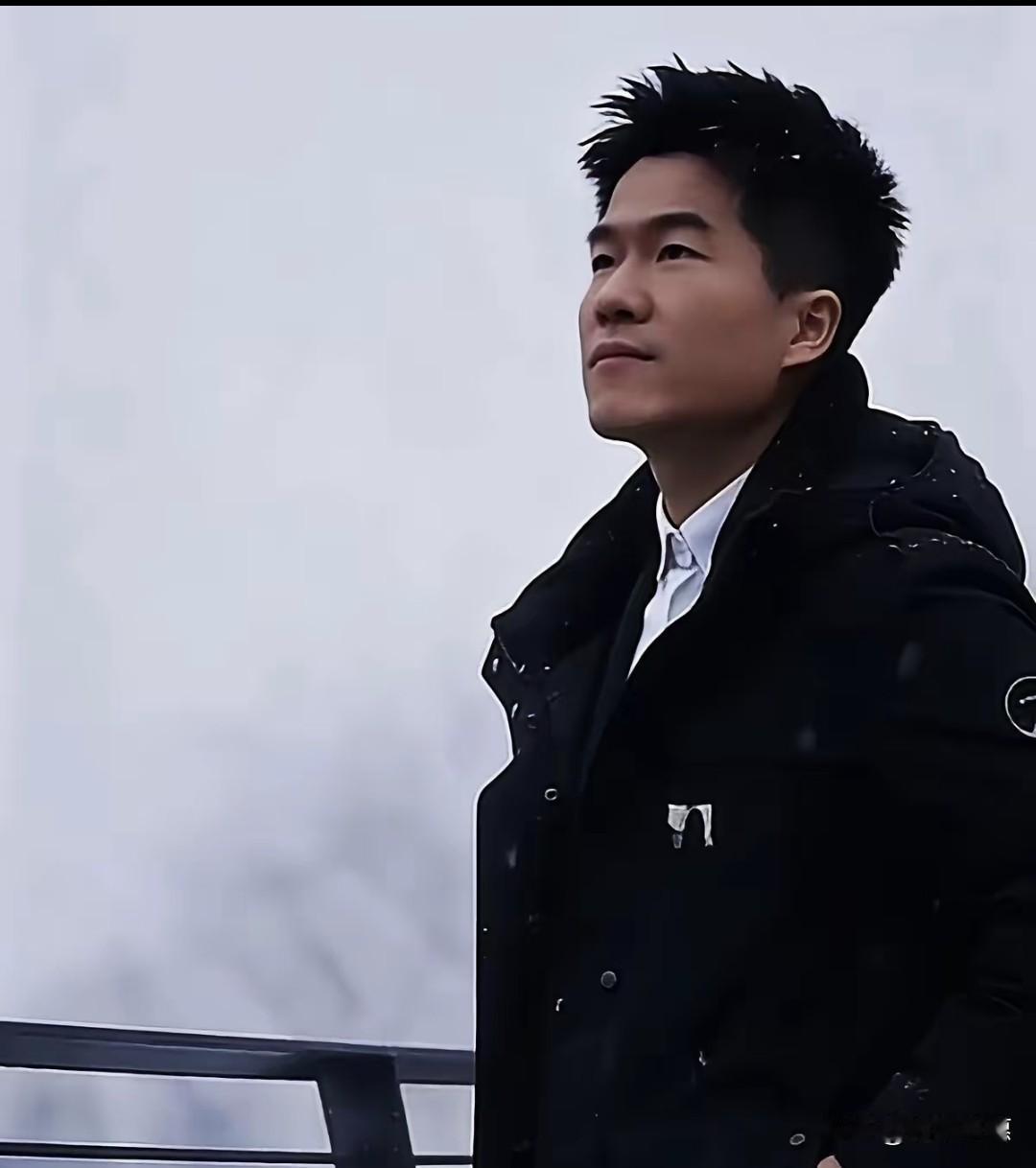 刷到《人物》拍的董宇辉，第一反应是：起猛了？镜头跟了二十多天，净拍些半夜和果