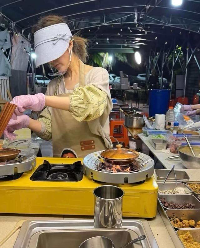 赵露思真的太猛了，作为一线顶流明星，她既不拍戏，也不上综艺，竟然毫无形象地在路边