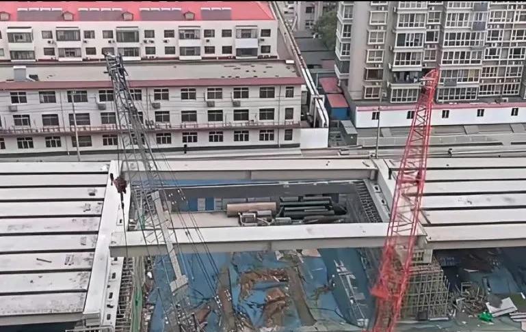 在石家庄市和平路高架施工现场溜达了一圈，才发现桥面是一条一条拼起来的，这过程看着