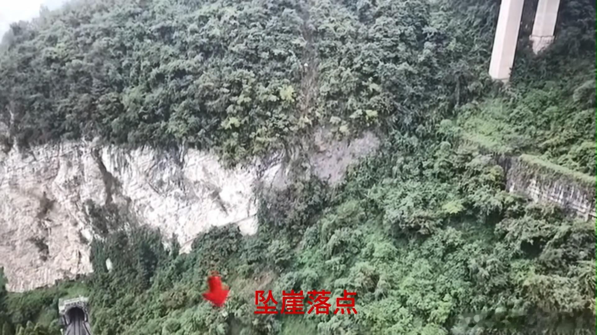 领克10翻下百米悬崖车主仅轻伤这个事情，中间的细节可能比之前的视频还多。首先是