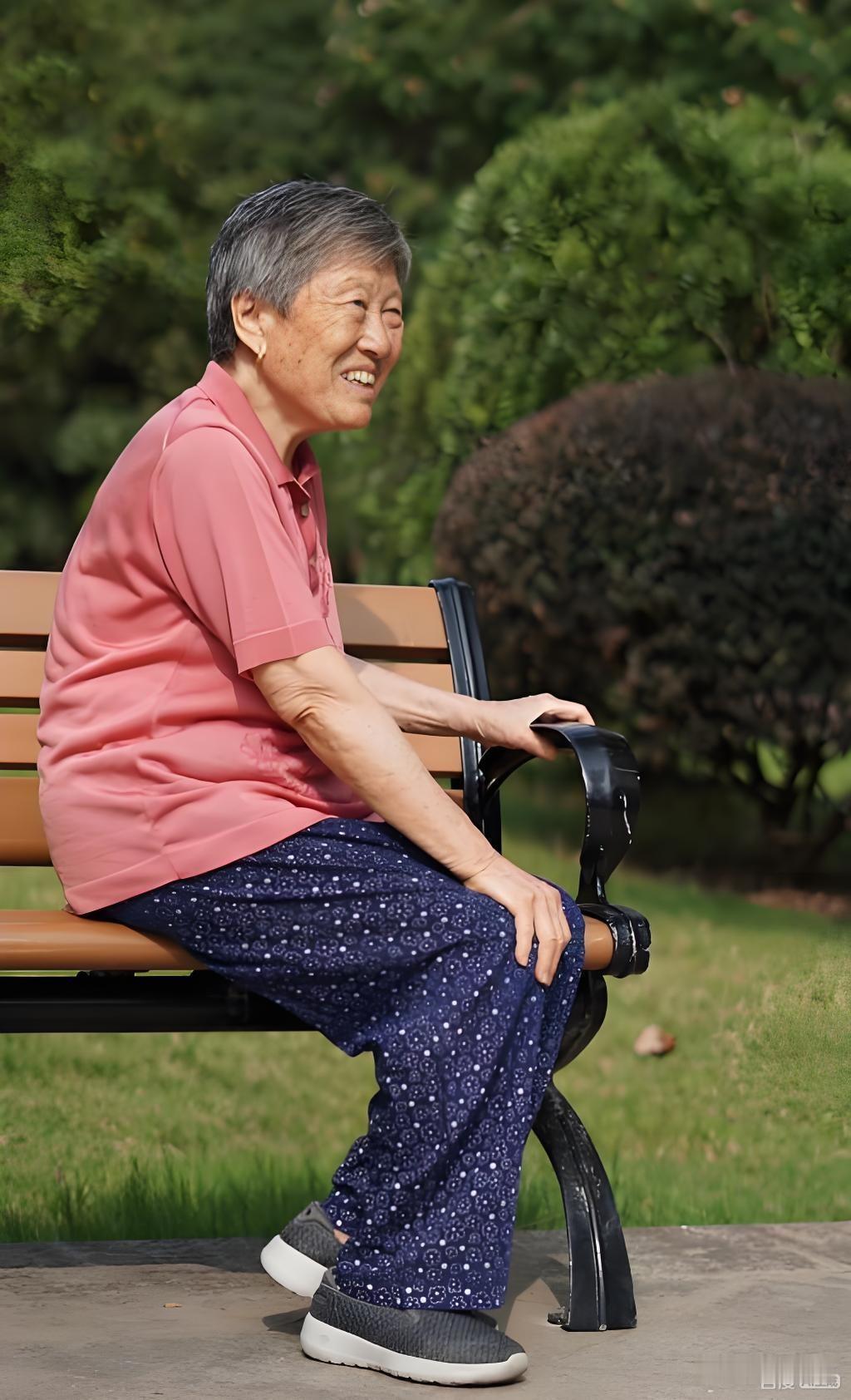 八十多岁的刘阿姨，站在楼下晒太阳时总望着楼道口。她常跟人念叨，女儿在上海做高管