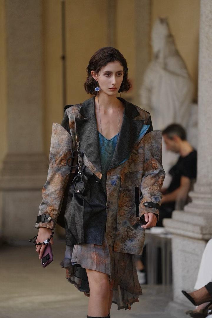 太提气了！中国设计师登陆米兰时装周和Gucci、Prada同台竞技了？！中国设计师品牌ZIFEIWA