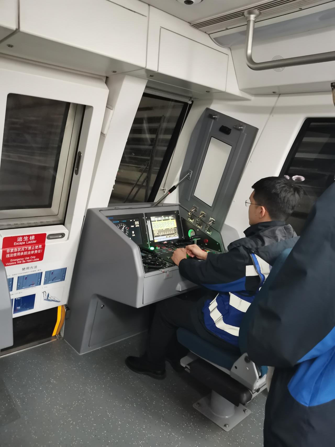 回家路上，进了第一节地铁车厢，出于好奇，想看看咱们先进的地铁是怎么行驶起来的。