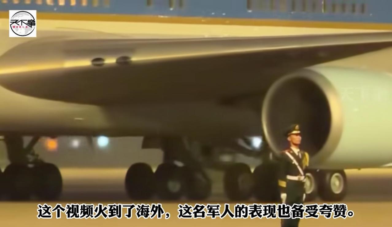 特朗普乘坐的空军一号降落不久，一位中国军人在美国火了！据凤凰网、王冰汝等多方消息