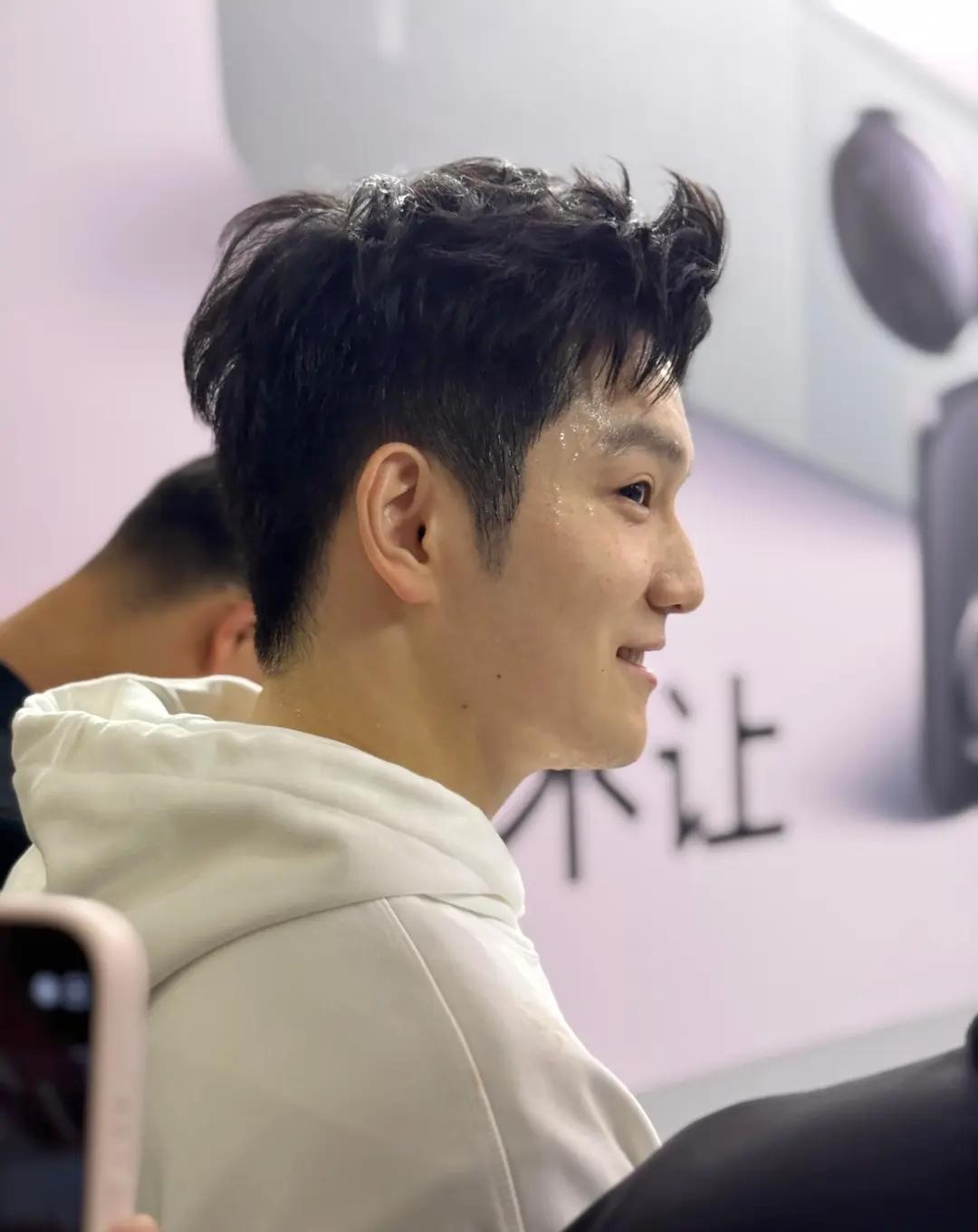 樊振东穿个白帽衫上热搜了。没logo，没滤镜，没摆拍。就那么随便一穿，全网夸