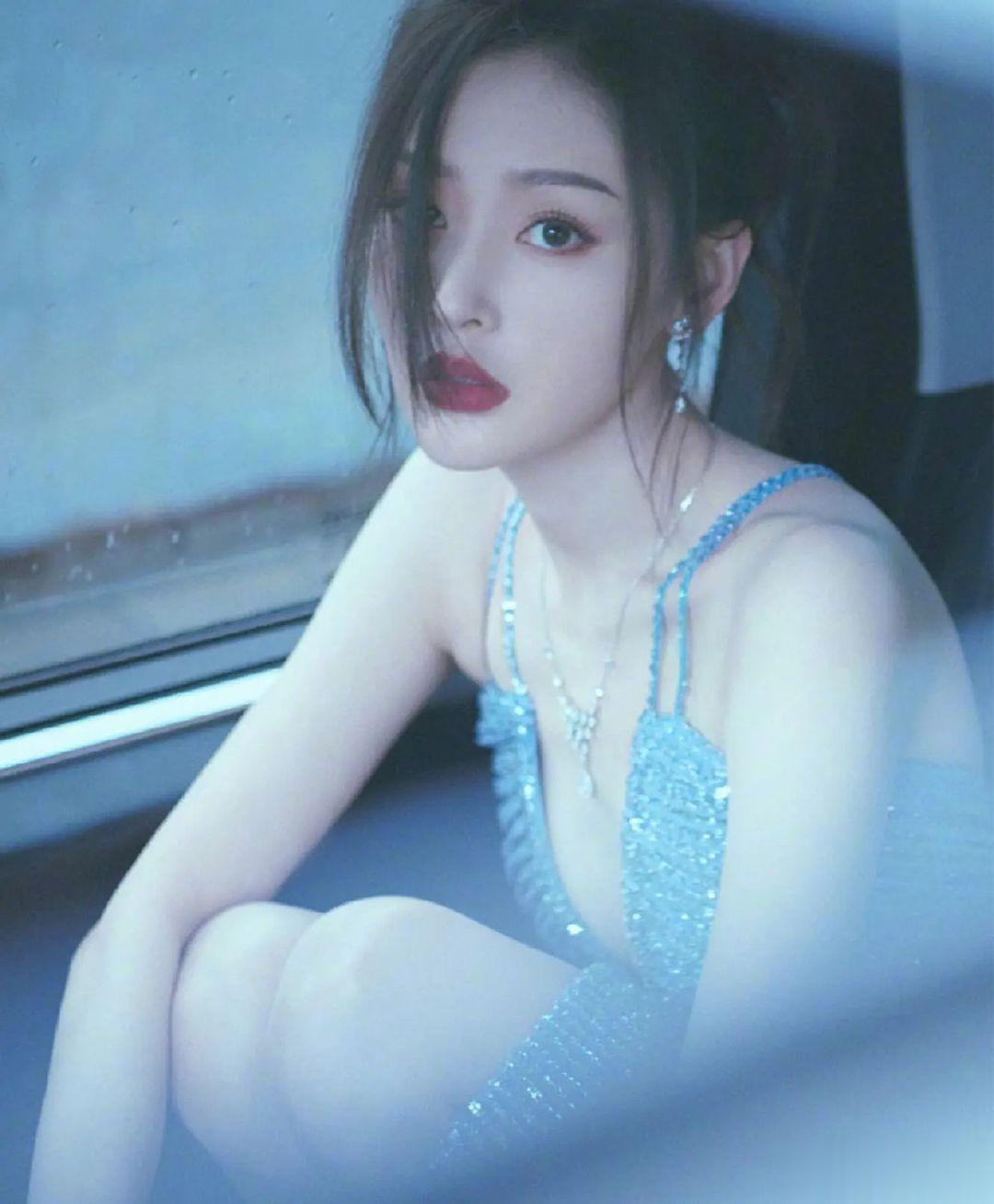蓝色的张天爱，妩媚冷艳。