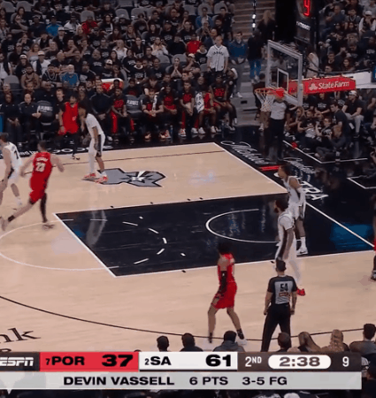 慢镜头：克林根双手暴扣被封盖~[捂脸哭]克林根：2米18,127公斤瓦塞尔：1