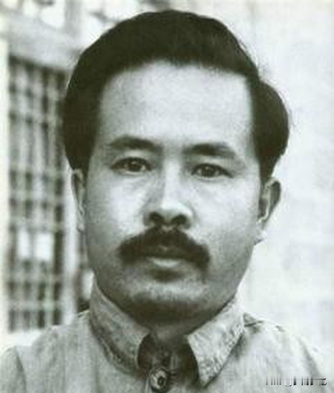 1947年，毛主席与任弼时发生争执，无人敢上前劝阻。站在窑洞外的一名炊事员，慢慢