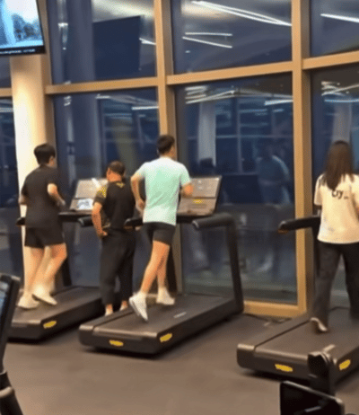 跑步的差距牛冠凯跑步姿势很标准[点赞]​​​