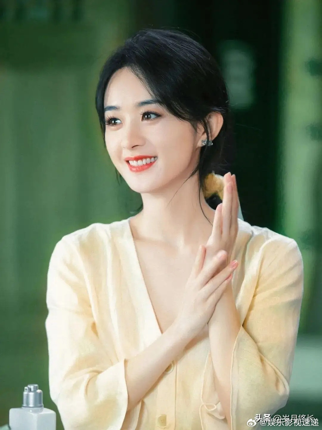 网友以为赵丽颖迟到了，足足一个半小时呢，多大的腕儿啊？后来才知道，人家下午四点半