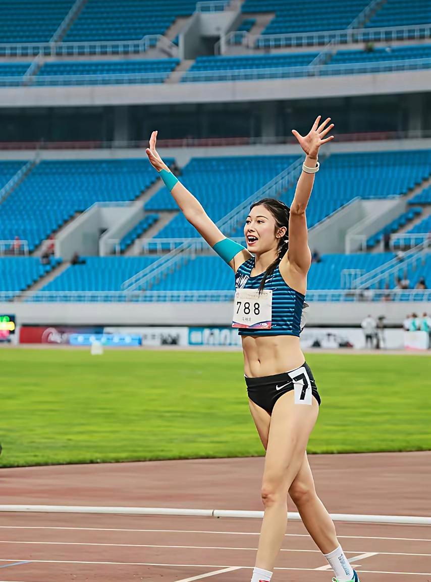 女子田径亚洲纪录。1、100米:10秒79，李雪梅（中国）2、200米:，2