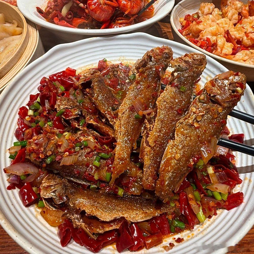 生活手记香辣炸小黄鱼裹满鲜辣佐料，外皮焦酥；手工蒸饺皮薄馅足，蘸醋一口爆汁；金