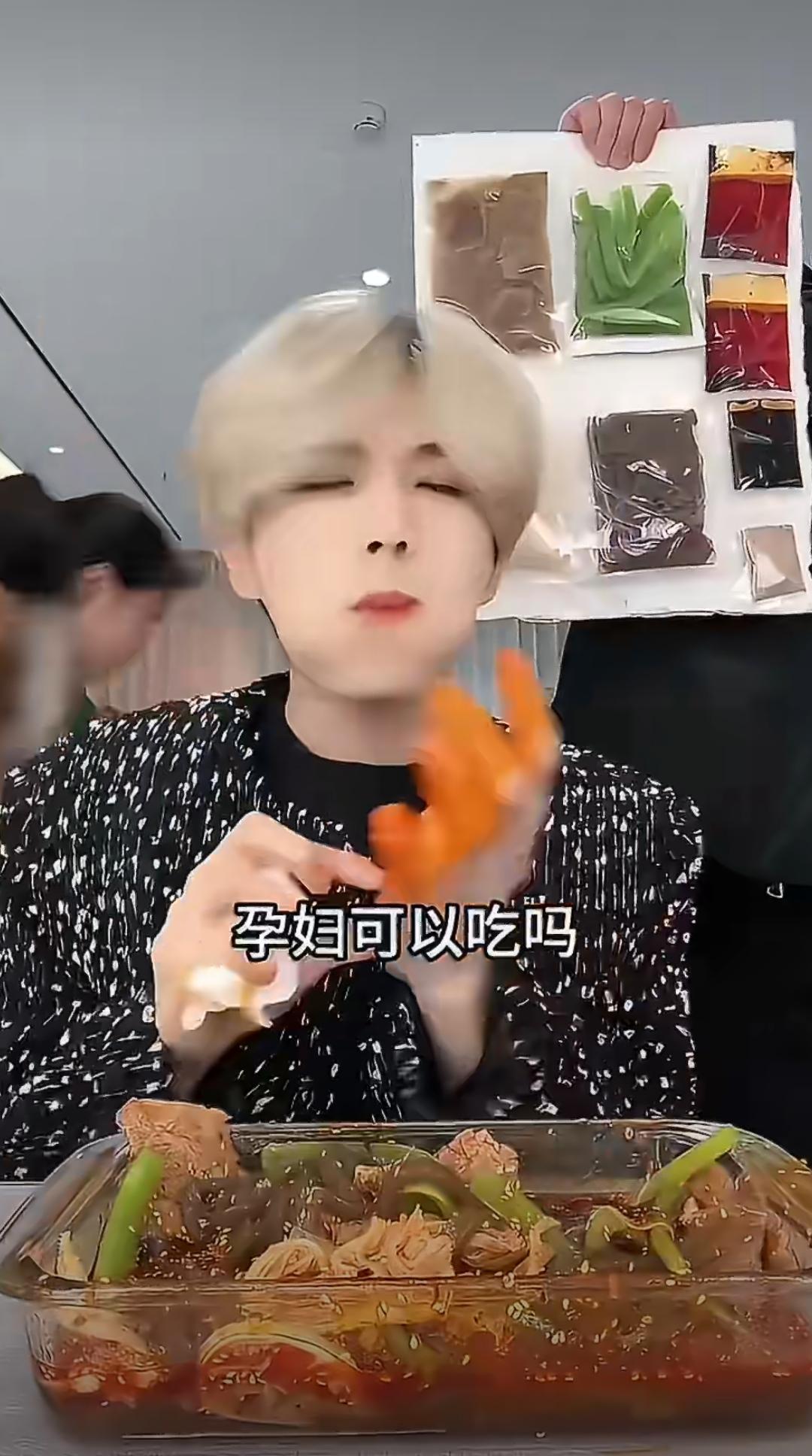 1300万粉丝的大网红，卖的毛肚居然出自脏乱到离谱的黑作坊。毛肚直接扔脏地上