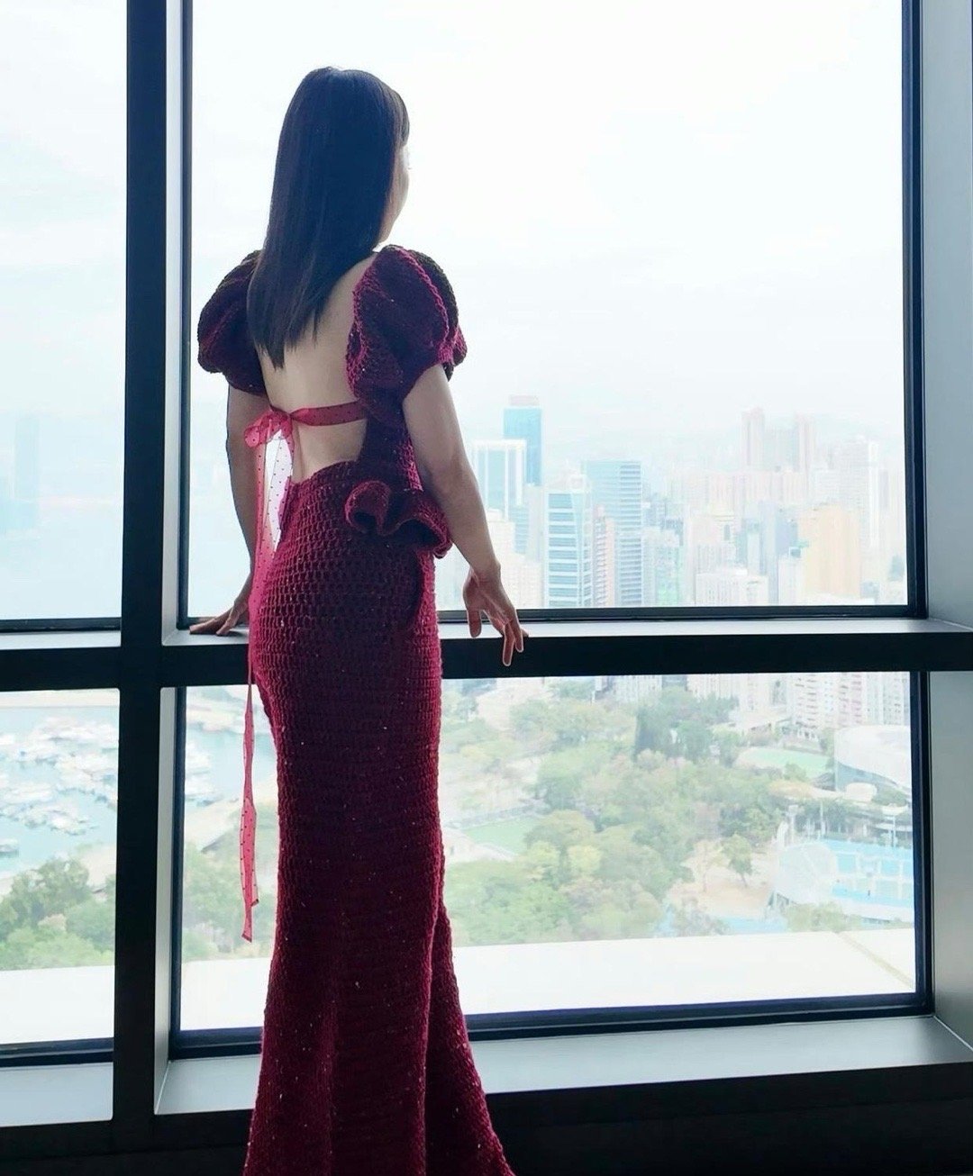 甘比又开始展示自己新年编织品，这衣服版型看着还行，但不知道为什么一上身就是很土气