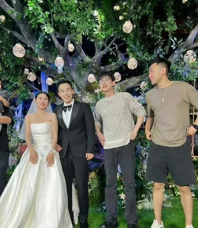 宋轶和白敬亭这恋爱就像老夫老妻一样低调，一起参加朋友婚礼，平时也是低调的各忙各的