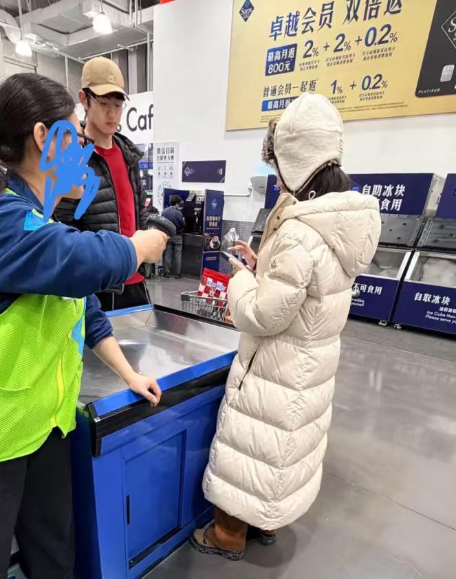 金莎和小男友孙丞潇逛超市，一个买单的细节暴露了俩人的真实关系！孙丞潇在冰岛向金