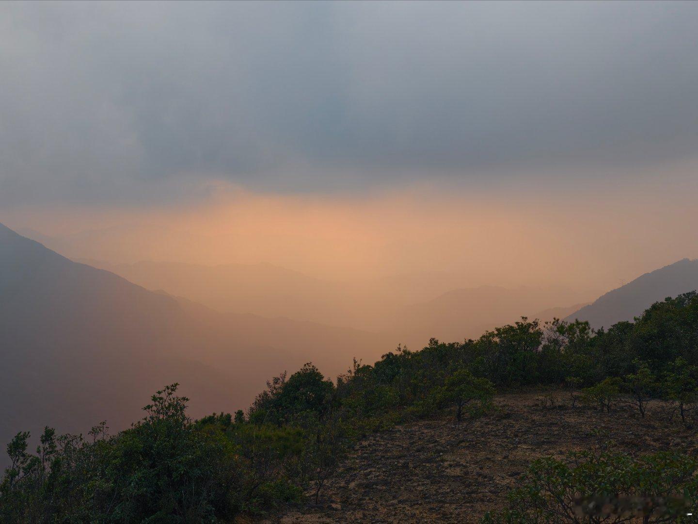 本来冲风车日落来的，结果云太厚也没看着！但这景也太绝了吧，你们说跑几个小时过来值