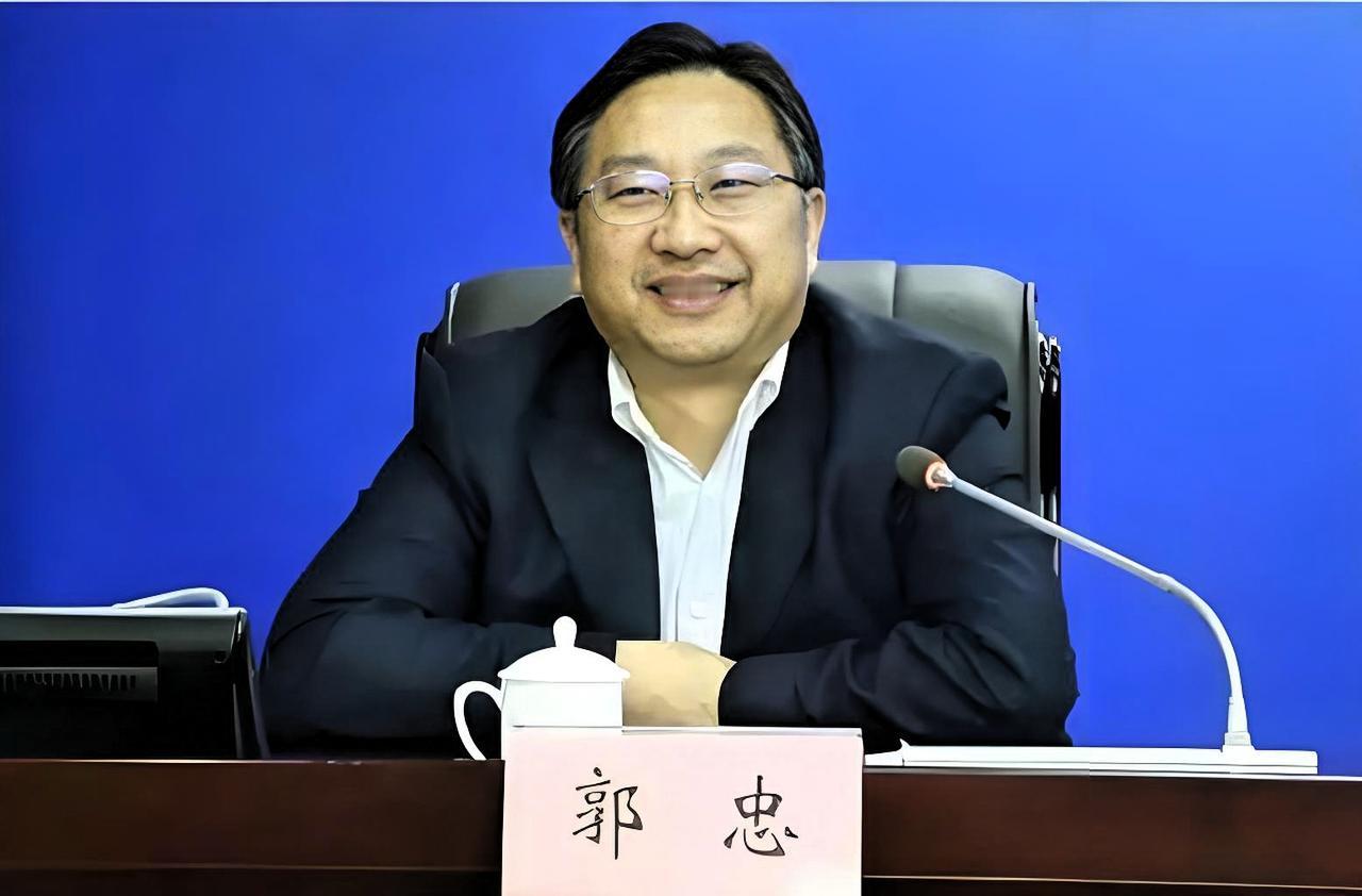 刚刷到一个通报，直接把我看笑了。今年1月刚办完退休，这就进去了。1962年生