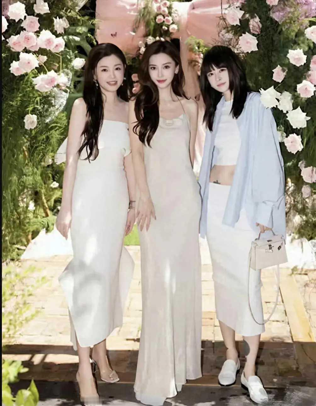 家人们，最近娱乐圈又有大动静！杨颖罕见现身闺蜜生日宴，还和陈妍希罕见同框了，这可