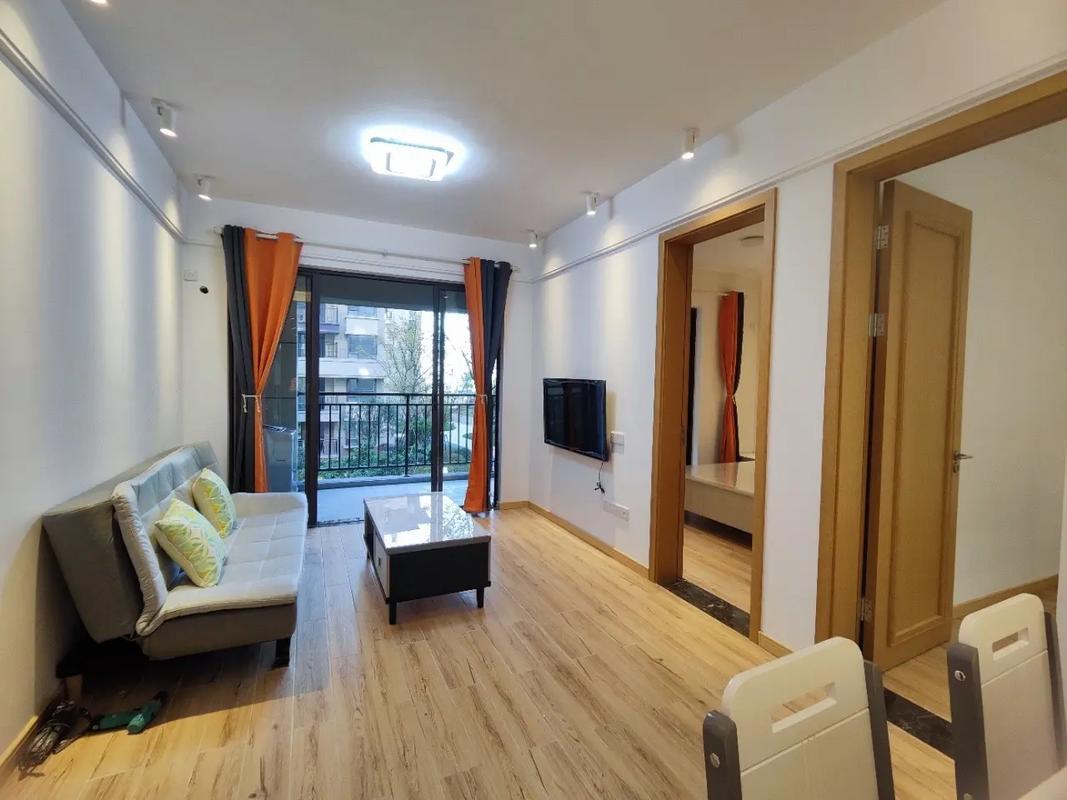 有一对夫妻退休后，直接去了成都女儿家住。女儿的房子很小，只有一室一厅一卫。可老两