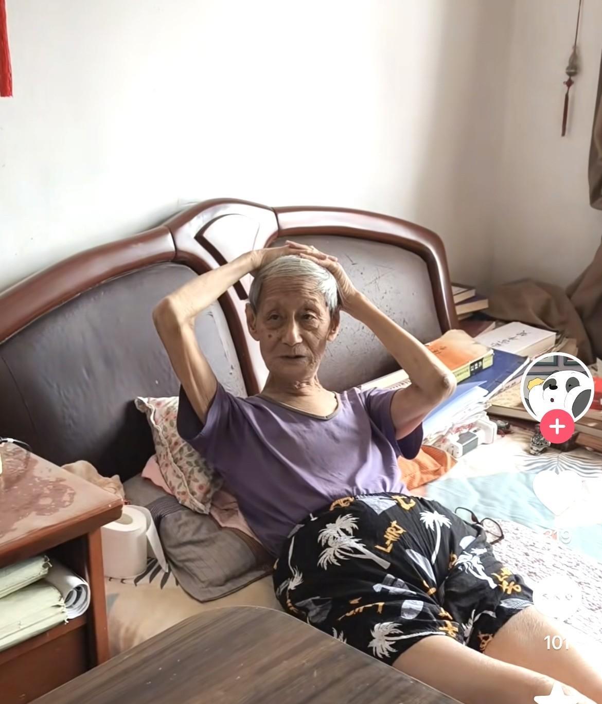 刷抖音刷到天津相声宝字辈名家田立禾。田老爷子身穿耦合色的老头衫和黑色带花的沙滩
