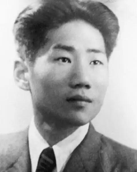 1955年，中央派人前往朝鲜将毛岸英坟墓迁往烈士陵园，可当大家刚开始挖，就突然跑