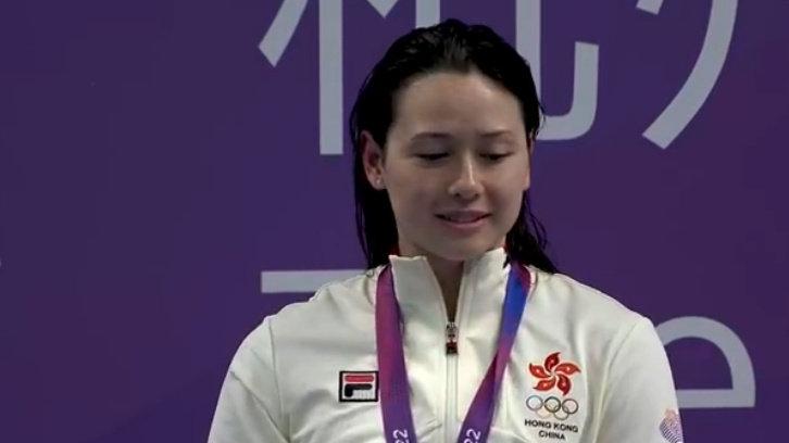 两度领奖，均未开口演唱国歌，何诗蓓的缄默，着实令人不免心生疑虑！名古屋亚运女