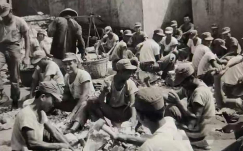 1949年，蒋介石带着一百多万人退守台湾，其中军队有六十万，而且大多还是年轻人，