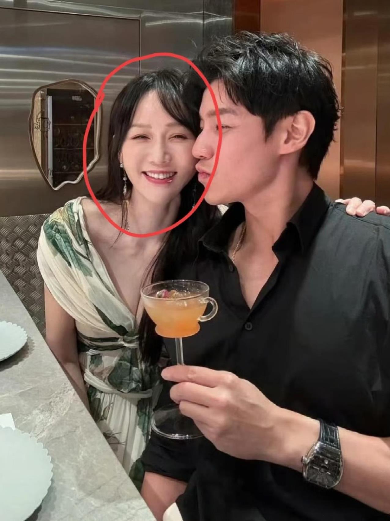 陈乔恩就算以后没孩子，老公艾伦也不会跟她离婚。不是因为她年轻漂亮，而是艾伦是