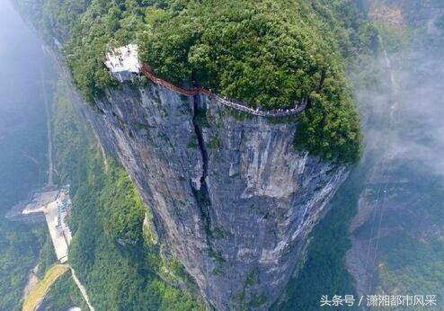 张家界天门山风景区玻璃栈道, 该栈道, 绝壁凌空, 气势恢弘