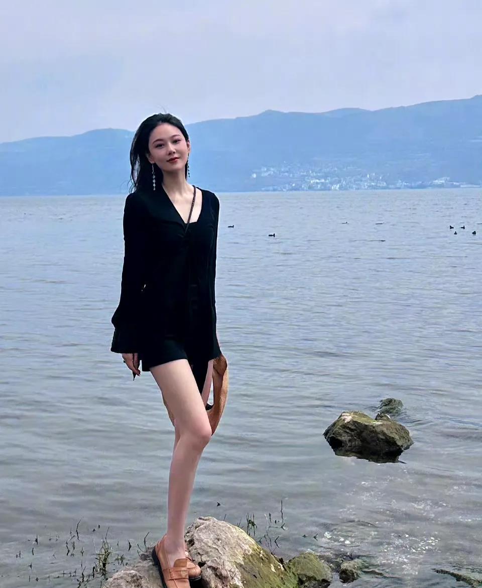 张馨予的故事告诉我们，女生还是要大胆去爱。虽然，张馨予曾经经历了一段让她