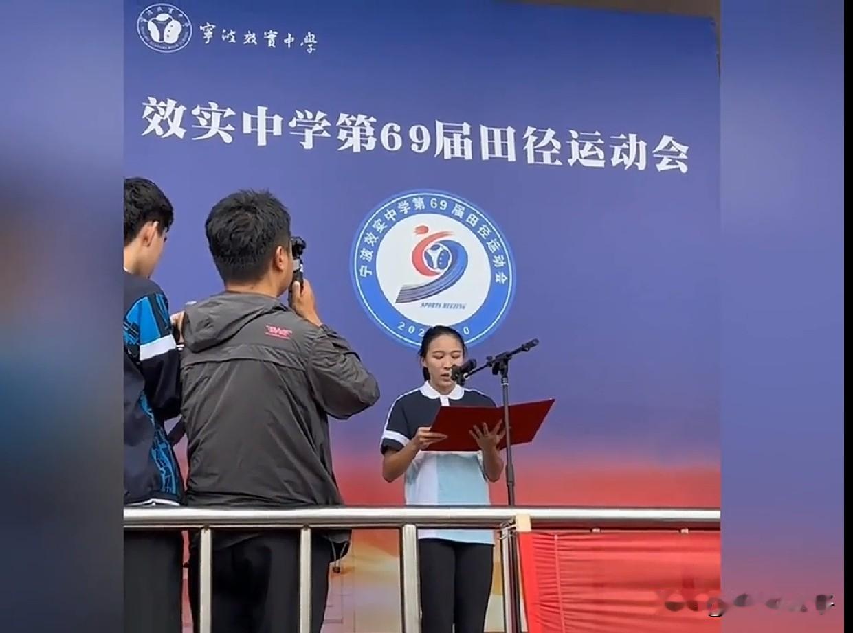 新科亚运会女子100米冠军得主陈妤颉在亚运会比赛结束后，火速回到学校继续她的高中