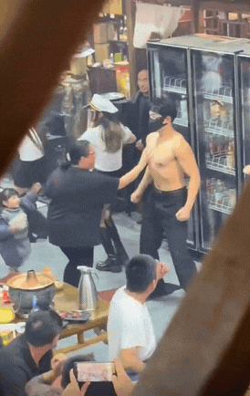 大姐真是玩嗨了。甚至已经到了一种忘乎所以的境界！孩子都嫌妈妈丢人，赶忙上去想拉