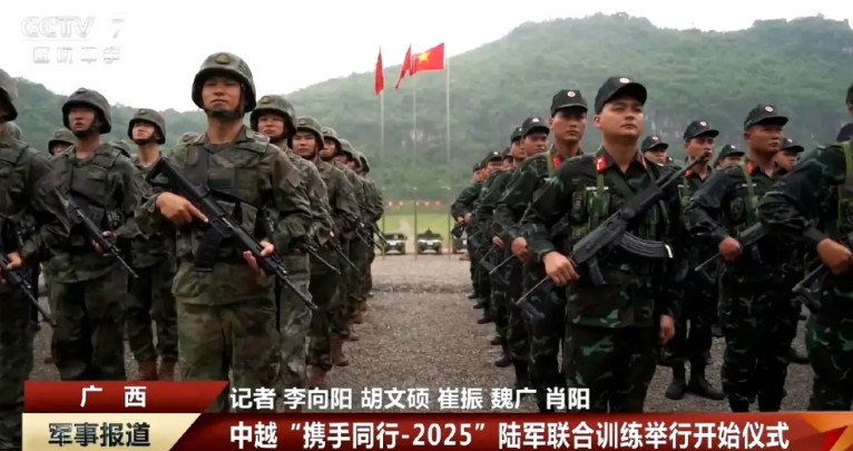 今天举行的中越陆军联合训练开幕式，画面里的越军看到咱们的中方参演武器，这表情也是