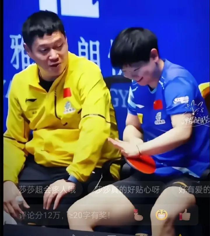 邱贻可双手插兜悠闲看比赛，邱贻可场边拿手机记录美好生活！昨晚，澳门乒乓球世界杯女